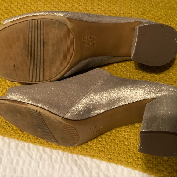 BUY NOW!!! Sparkly, gold mules! - Picture 2 of 4